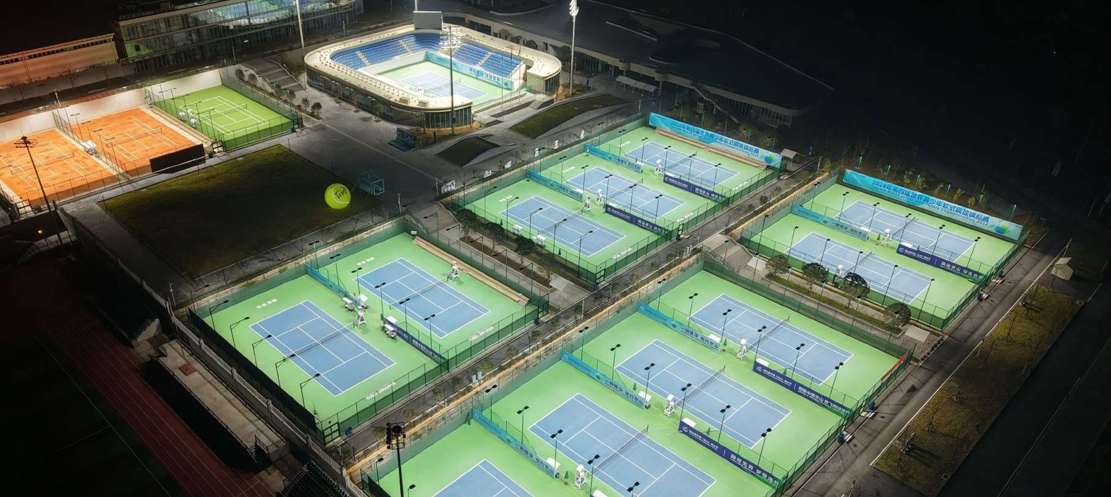 多面 Laykold 球場夜間空拍